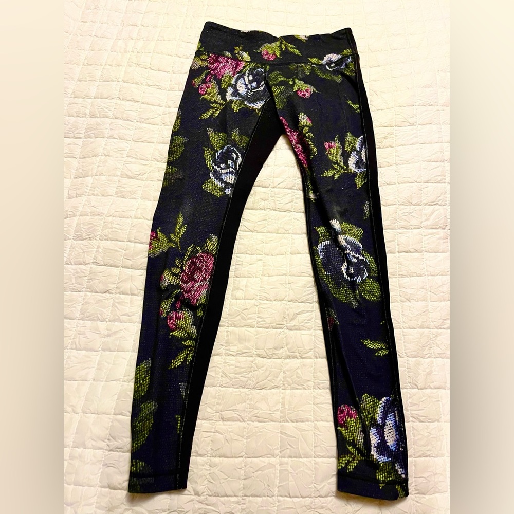 EUC LULULEMON HIGH TIME GARDEN PARTY LEGGINGS SIZE 8